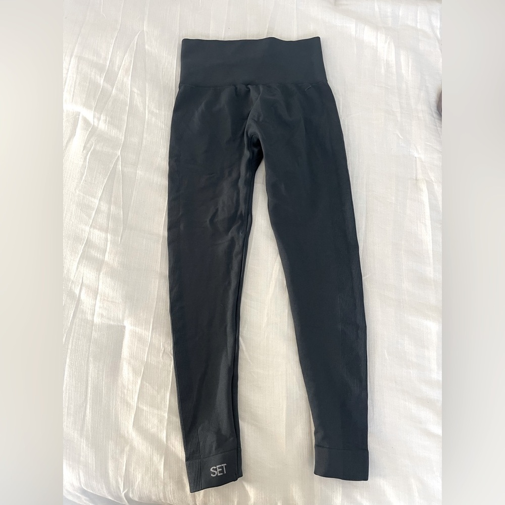 Set active size small brand new never worn